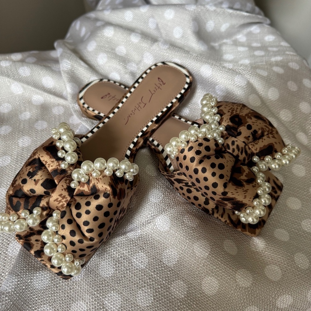 BETSEY JOHNSON Liah Leopard Bow Sandals Size 8.5